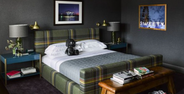 Palet Warna Gelap yang Mewah